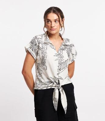 Blusa em Viscose com Amarração na Barra e Estampa Paisagem