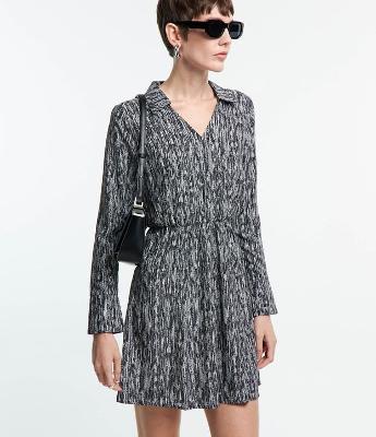 Vestido Chemise em Crepe com Amarração na Cintura e Estampa Abstrata