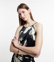 Blusa sem Manga em Tecido Acetinado com Estampa Floral Contrastantes - 1