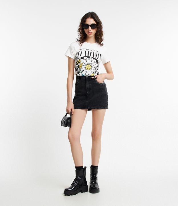 Saia Curta em Jeans com Bolsos e Tachas - 1