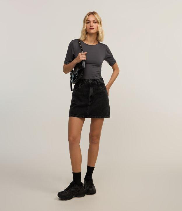 Saia Curta em Jeans com Bolsos e Tachas - 3