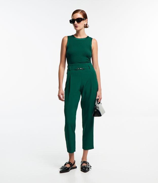 Calça Cenoura Alfaiatada com Detalhe de Metal no Cós - 1