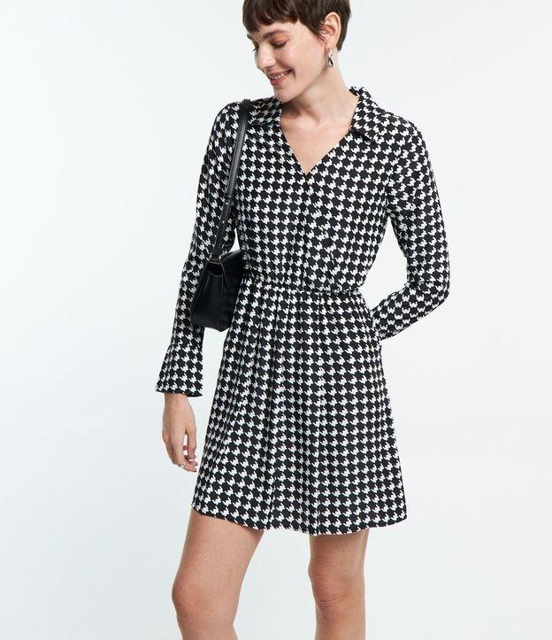 Vestido em Crepe com Decote Transpassado e Estampa Pied de Poule - 1