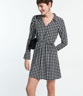 Vestido em Crepe com Decote Transpassado e Estampa Pied de Poule