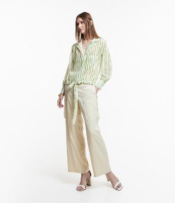 Calça Reta em Chiffon com Abotoamento no Cós
