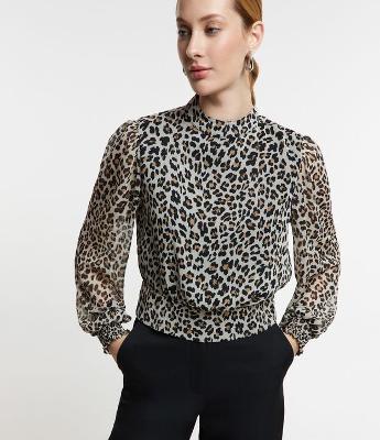 Blusa em Chiffon com Golinha e Ajuste em Lastex no Punho
