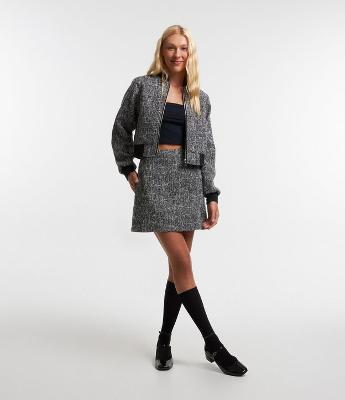 Saia Curta em Tweed com Botões no Cós e Fivelas