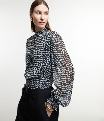 Blusa em Chiffon com Lastex no Punho e Estampa Escamas