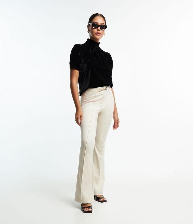 Calça Flare em Ponto Roma com Detalhe em Metal no Cós - 1