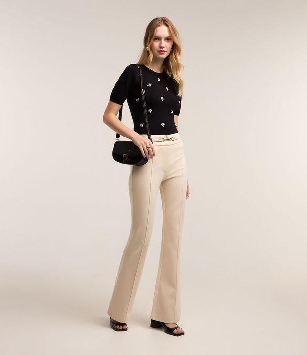 Calça Flare em Ponto Roma com Detalhe em Metal no Cós - 3