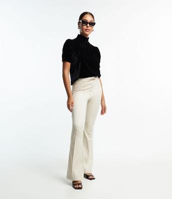 Calça Flare em Ponto Roma com Detalhe em Metal no Cós