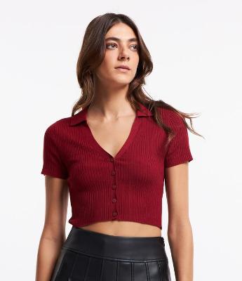 Blusa Curta em Tricô com Decote V e Botões