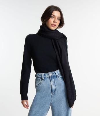 Lenço em Viscose Texturizado com Franjas