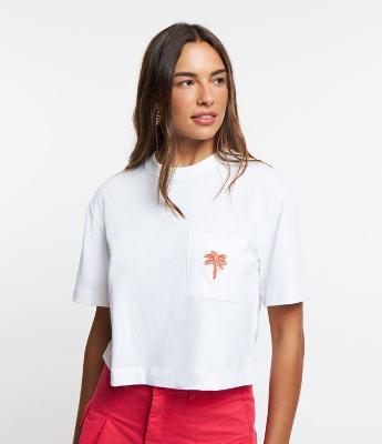 Blusa T-Shirt em Algodão com Bolsinho Frontal Bordado