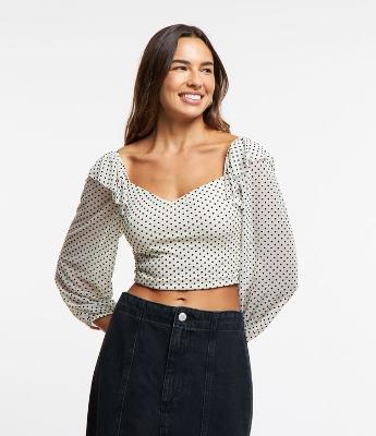 Blusa Cropped em Tule Poá com Babados nos Ombros