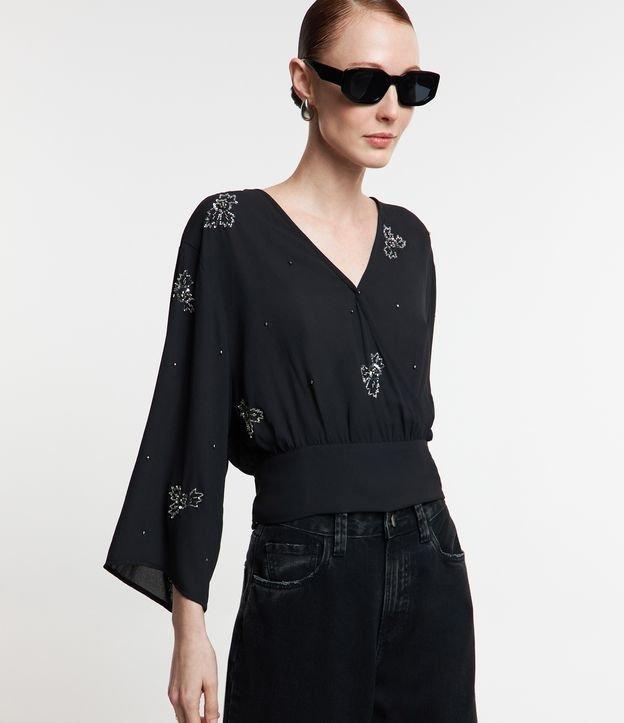 Blusa em Chiffon com Bordados e Amarração nas Costas - 1