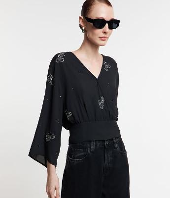 Blusa em Chiffon com Bordados e Amarração nas Costas