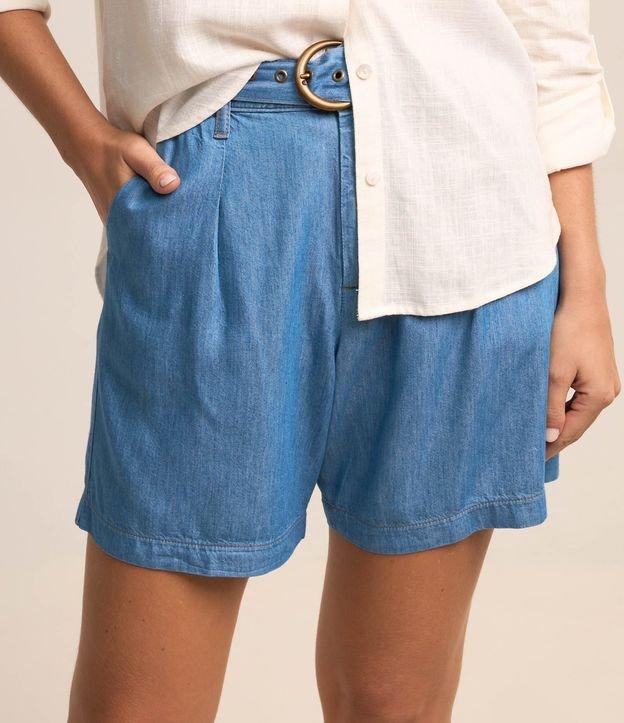 Short Cintura Média em Jeans com Cinto Afivelado e Pregas - 2