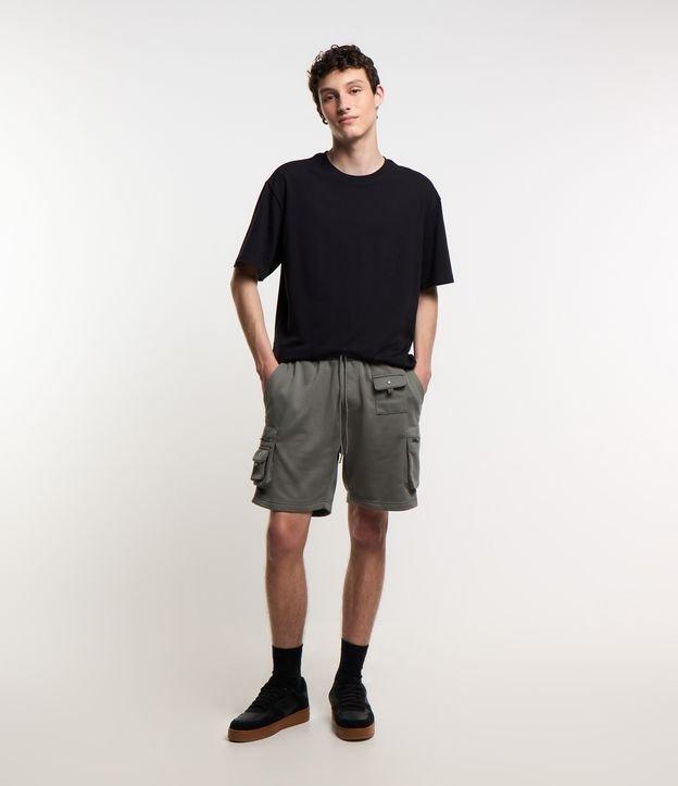 Bermuda Cargo em Moletom com Amarração na Cintura e Bolsos Táticos - 2