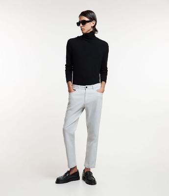 Calça em Sarja com Bolsos