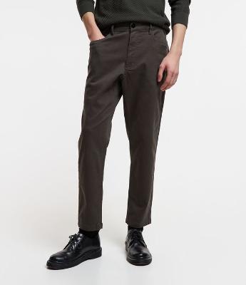 Calça em Sarja com Bolsos