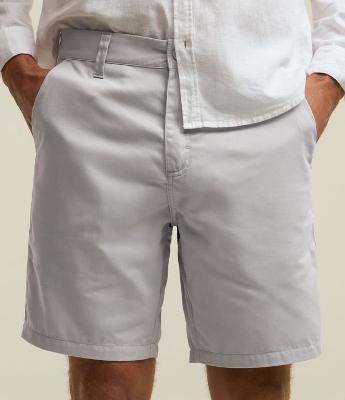 Bermuda Básica em Sarja com Passantes e Bolsos