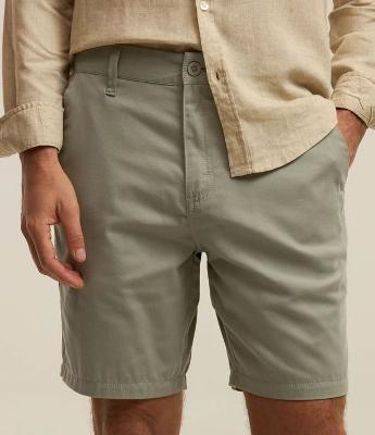 Bermuda Básica em Sarja com Passantes e Bolsos