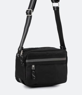 Bolsa com Alça Transversal e Fita com Detalhe Contrastante