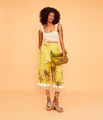 Calça Pantacourt em Viscolinho com Estampa Tropical