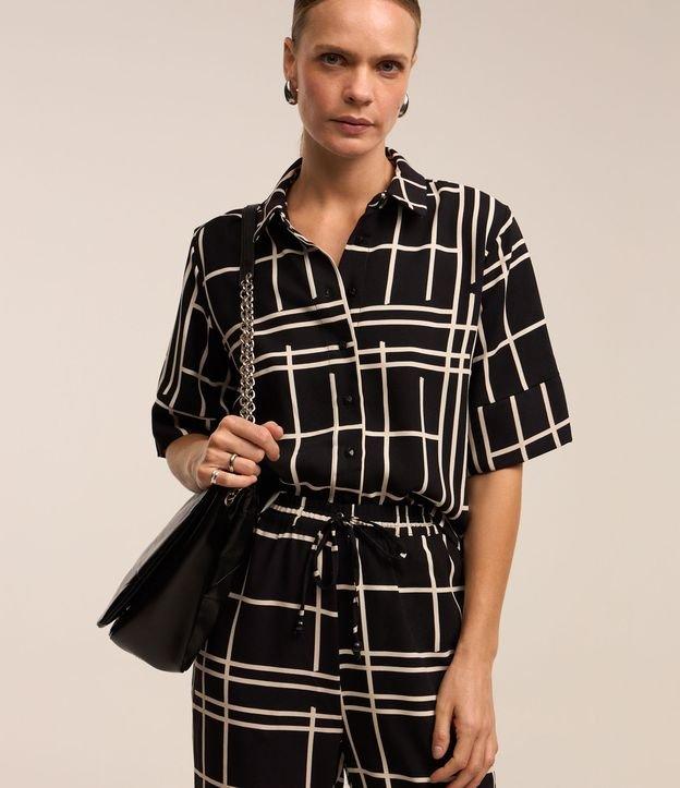 Camisa com Manga Curta Diferenciada e Estampa Geométrica - 2