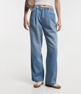 Calça Pantalona Jeans com Abotoamento e Pregas no Cós