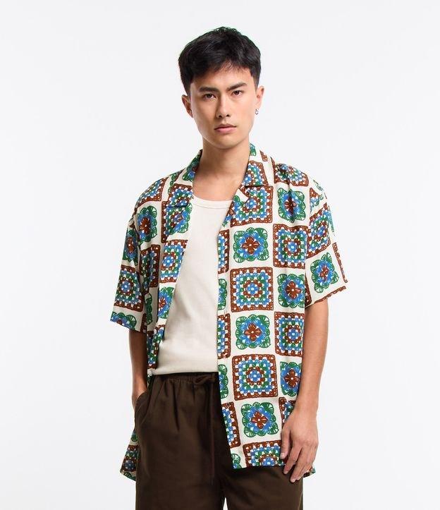 Camisa Relaxed em Viscose com Estampa Quadros Efeito Crochê - 1
