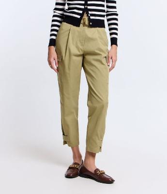 Calça Cargo com Cinto Fivela Tartaruga e Bolsos Laterais