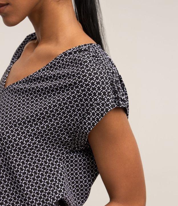 Blusa em Crepe com Detalhe no Ombro e Estampa Geométrico - 3