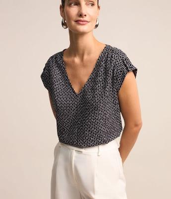 Blusa em Crepe com Detalhe no Ombro e Estampa Geométrico