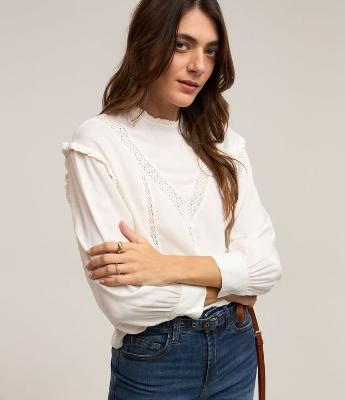 Blusa Bata em Viscose Maquinetada  com Detalhes de Frufru e Entremeios