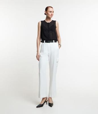 Calça Reta Alfaiatada em Crepe com Cinto e Bolsos Laterais