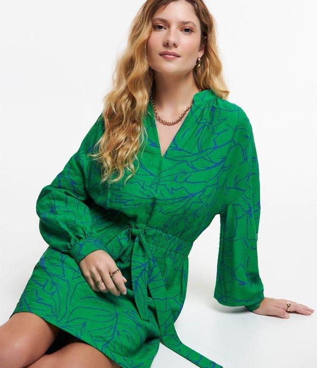 Vestido em Viscose com Amarração na Cintura e Estampa Folhagem - 2