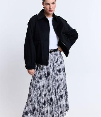 Saia Midi Fluida em Crepe com Textura Plissada e Estampa Abstrata