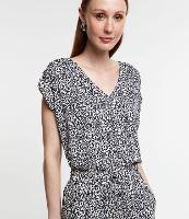 Blusa em Crepe com Decote V e Detalhe de Botões no Ombro - 1