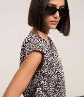 Blusa em Crepe com Decote V e Detalhe de Botões no Ombro - 3