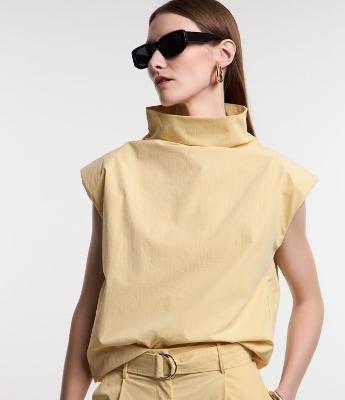 Blusa Gola Alta com Ombro Deslocado e sem Mangas