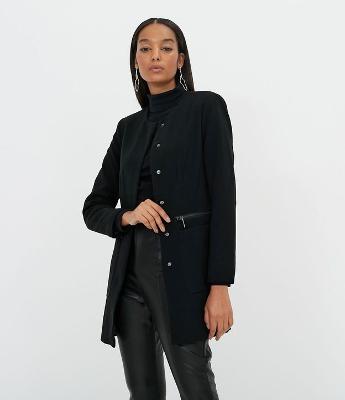 Jaqueta Longa Lisa com Cinto Estruturado e Bolsos em Zíper 