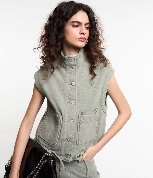 Colete em Sarja com Gola Alta e Amarração na Barra - 2