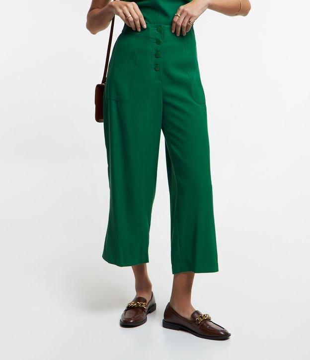 Calça Pantacourt em Viscose com Botões Frontais - 1