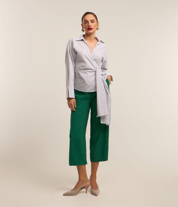 Calça Pantacourt em Viscose com Botões Frontais - 2