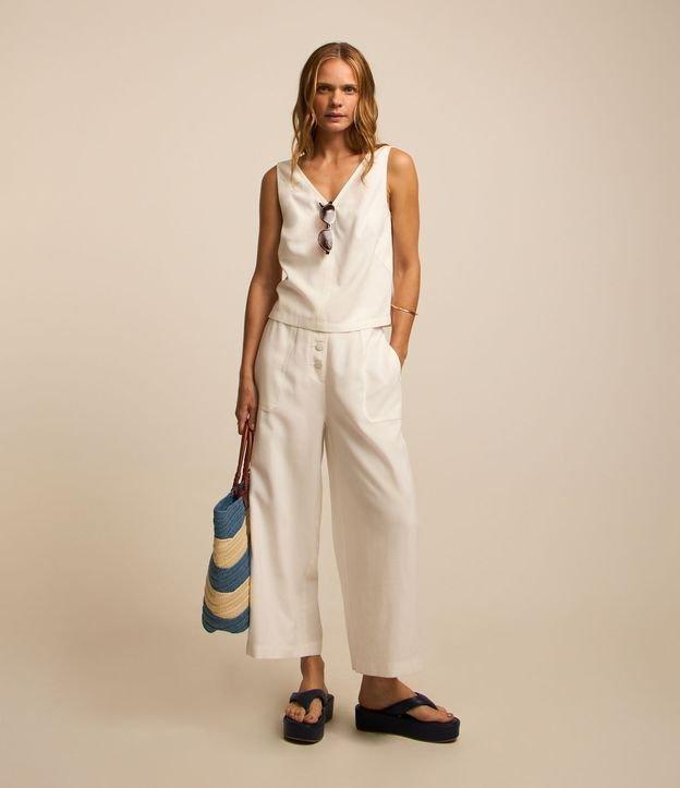 Calça Pantacourt em Viscose com Botões Frontais - 2