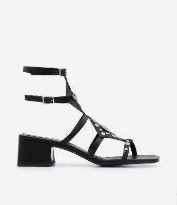 Sandália Multi Tiras com Detalhes Metálicos e Tornozeleira