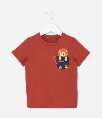 Camiseta Infantil com Estampa de Leão no Bolsinho Frontal - Tam 1 a 5 anos