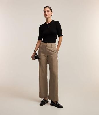 Calça Reta Alfaiatada com Fechamento Frontal no Cós